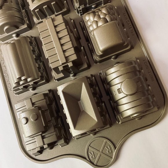 NORDIC WARE "Train" 9 Car Cake Pan EUC - Picture 8 of 9